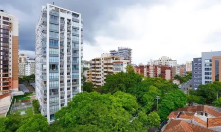 Apartamento de 2 quartos, suíte e 2 vagas de garagem no bairro Menino Deus