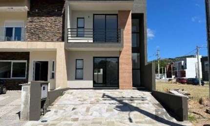 Casa Condominio em Porto Alegre, no bairro Campo Novo, com 3 dormitório(s), e 3