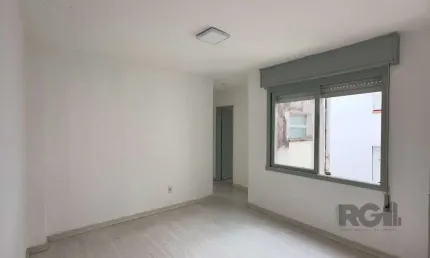 Apartamento 2 dormitórios ensolarado, com vaga de garagem no Menino Deus