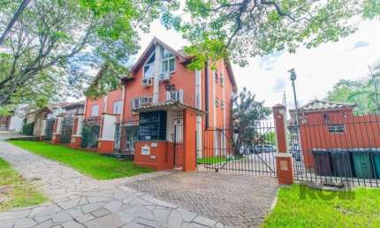 Casa em condoínio com 3 dormitorios, 2 suítes e  duas vagas de garaem no  bairro