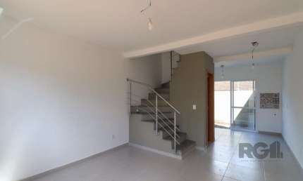 CASA ESTILO SOBRADO COM 2 QUARTOS E PÁTIO, À VENDA NO BAIRRO VILA NOVA, EM PORTO