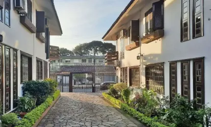 casa em condomínio com 3 dormitórios, sendo 1 suíte e vaga para dois carros no b