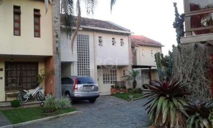 Excelente casa em condominío de 350m² com 03 dormitórios sendo 02 suítes.