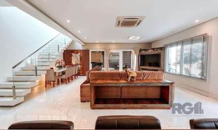 Excelente residência com aproximadamente 219m² privativos,