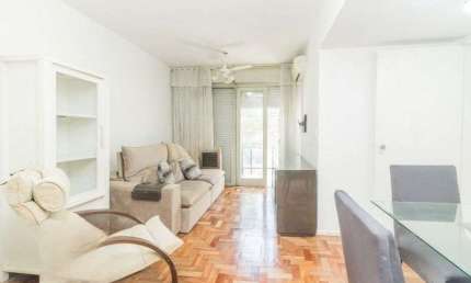Apartamento de 2 dormitórios com sacada e 1 vaga no Petrópolis.