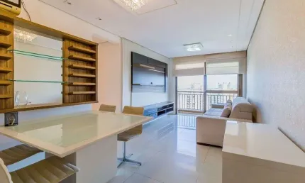 Apartamento mobiliado com lareira, suíte e sacada com vista definida