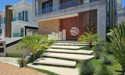 Casa à Venda Com 480m², 4 Suítes, 7 Banheiros e 5 Vagas