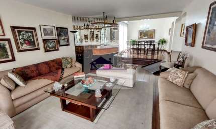 Vende-se, um belo apto,no coração de Moema ,bairro paulistano tradicional que nunca perde seu charme,bairro com muito verde, lazer e vasto comércio local. Com gastronomia atuante!! O apto vai oferecer