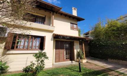 Casa de dois andares e com piscina no Jardim América