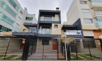 Sobrado no  Nossa Senhora da Saúde, com Pé direito duplo.
