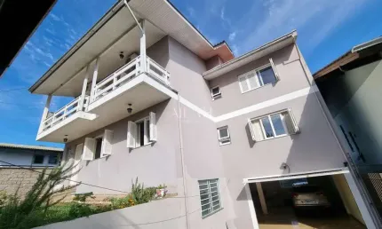 Excelente casa com duas moradias em Santa Lúcia Caxias do sul