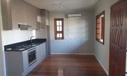 Casa Semimobiliada com 02 dormitórios (01 suíte) e excelente pátio
