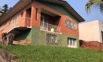 Casa com excelente terreno de 1.200 metros quadrados situado perto da Casa de Pedra