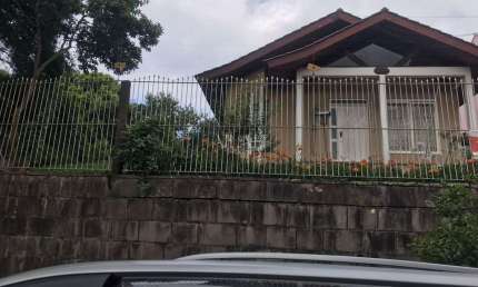 Casa Semimobiliada com 240 metros quadrados próxima a CIC