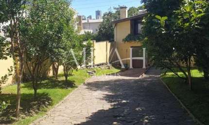 Casa com Lareira e Pé direito duplo em Nossa Senhora de Lourdes, Caxias do Sul.