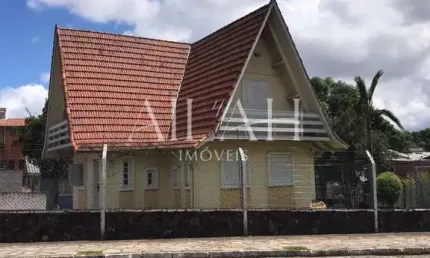 Casa mobiliada com 225 metros quadrados próxima a CIC