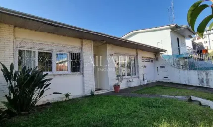 Casa com 03 dor (sendo duas suítes)- Bairro Universitário - Com piscina