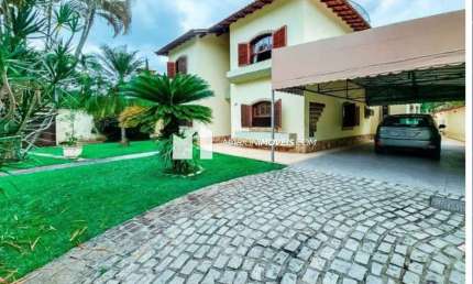 Casa em condomínio à venda no Anil, Jacarepaguá - Cond. Bosque dos Esquilos com 2 apartamentos, 6 suítes, 2 áreas de serviço, piscina, churrasqueira,