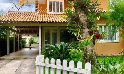 CASA DUPLEX COM SALA, 2 SUÍTES NO BAIRRO EXTENSÃO DO BOSQUE EM RIO DAS OSTRAS RJ