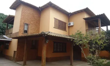 Casa duplex com 3 quartos sendo 1 suíte no bairro jardim marilea em rio das ostras rj