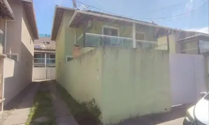 Casa duplex com 3 quartos sendo 2 suites a venda no bairro costazul em rio das ostras rj