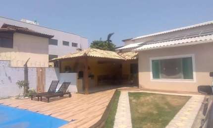 Casa linear com sala e 3 suites no centro de Rio das Ostras RJ