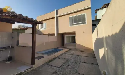 CASA DUPLEX COM SALA 4 QUARTOS SENDO 3 SUITES NO BAIRRO RECREIO EM RIO DAS OSTRAS RJ