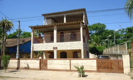 EXCELENTE TRIPLEX EM TERRENO INTEIRO NO SERRAMAR, PERTO DA RODOVIA