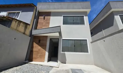 CASA DUPLEX COM 3 QUARTOS SENDO 2 SUÍTES, A VENDA NO VILLAGE, RIO DAS OSTRAS, RJ