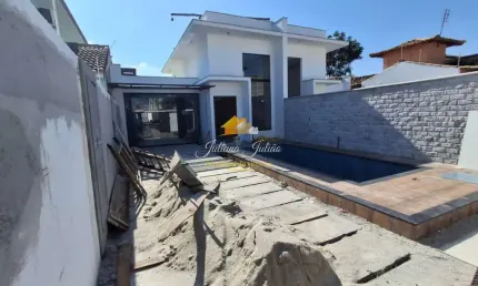 CASA LINEAR COM 3 QUARTOS SENDO 1 SUÍTE A VENDA NO BAIRRO RECREIO EM RIO DAS OSTRAS