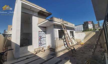 CASA LINEAR COM 3 QUARTOS SENDO 1 SUÍTE NO BAIRRO ENSEADA DAS GAIVOTAS EM RIO DAS OSTRAS RJ.