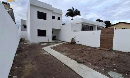 CASA DUPLEX COM 4 QUARTOS SENDO 3 SUÍTE A VENDA NO BAIRRO EXTENSÃO DO BOSQUE EM RIO DAS OSTRAS RJ