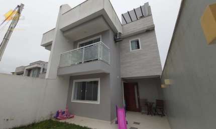 CASA TRIPLEX COM 2 SUÍTES A VENDA NO BAIRRO RESIDENCIAL RIO DAS OSTRAS.