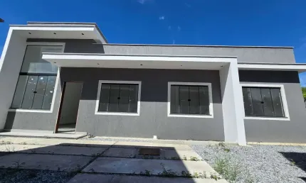 CASA LINEAR COM 3 QUARTOS SENDO UM SUÍTE, A VENDA NO BAIRRO VILLAGEM EM RIO DAS OSTRAS