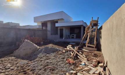 CASA LINEAR 3 QUARTOS SENDO 1 SUÍTE A VENDA COM CLOSET NO BAIRRO VERDES MARES EM RIO DAS OSTRAS RJ