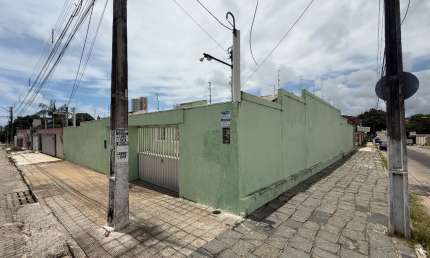Maravilhosa Casa de Esquina a Venda em Capim Macio - Prox ao Colegio Prince