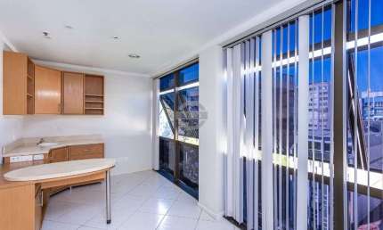 Sala comercial com 3 salas para alugar na Rua Padre Chagas, 66, Moinhos de Vento, Porto Alegre por R$ 2.200