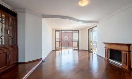 Apartamento 242m², com 5 dorm e 3 vagas de estacionamento.