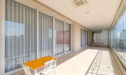 Luxuoso apartamento de altíssimo padrão com móveis planejados de primeira linha.