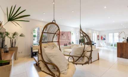 CASA EM CONDOMÍNIO JARDIM PETRÓPOLIS 533,45M2 - 4SUÍTES - 5VAGAS COM PISCINA E CHURRASQUEIRA.