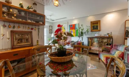 Apartamento impecável em moema, andar alto, com varandinha e prédio com lazer