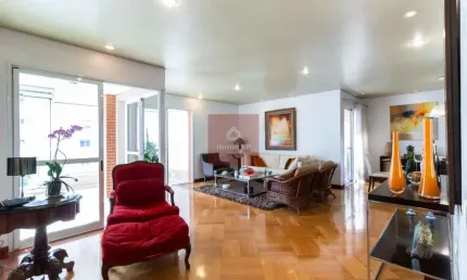 Apartamento com 4 dormitórios, 3 suítes, 3 vagas e com 195m² - Moema