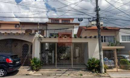 Segurança e Conforto em Moema ? Casa com 3 Suítes e 3 Vagas em Rua Fechada