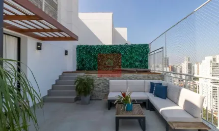 Cobertura duplex mobiliada no Brooklin com amplo terraço e vista livre.