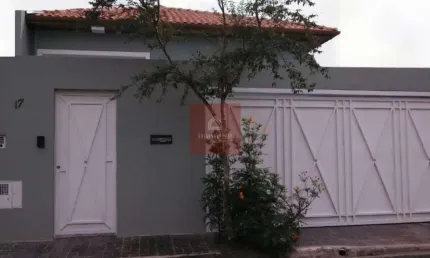 Ótima casa térrea, em local privilegiado, rua tranquila no melhor do bairro
