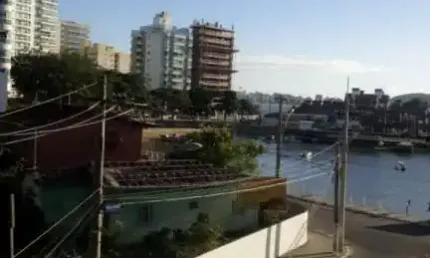 APARTAMENTO REFORMADO COM 2 QUARTOS NA PRAINHA DE MUQUIÇABA
