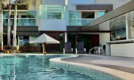 Belíssima casa duplex em Nova Guarapari possuindo fino acabamento.