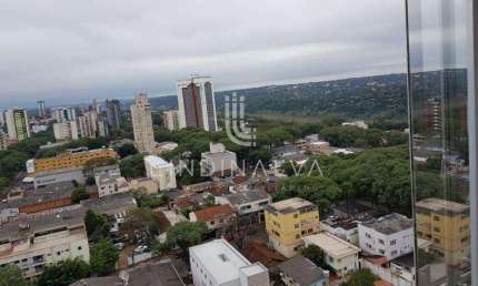 Apartamento no 17  andar do Edifício Grand Prix - no Centro.