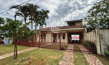 Casa com piscina e 3 dormitórios no Jardim Lancaster II.