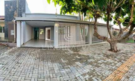 Casa à venda com suíte e piscina, no Jardim Ipê III em Foz do Iguaçu